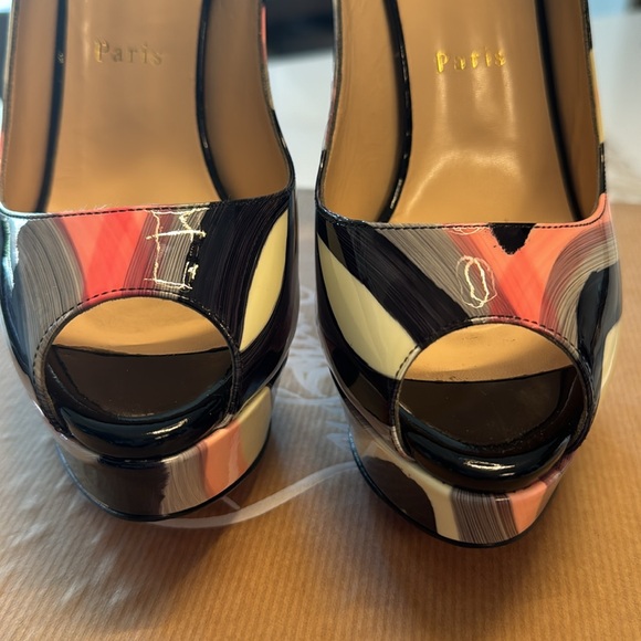 Christian Louboutin heels. I am a true US 7.5 size and they fit perfectly. - Picture 10 of 16